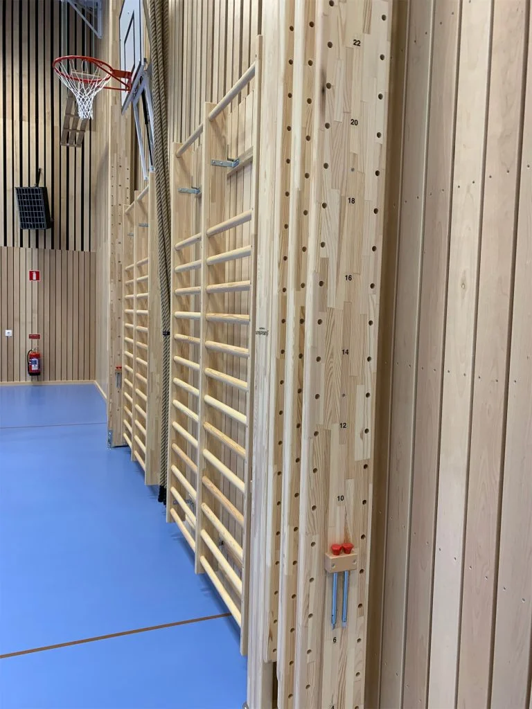 En idrottshall med träpanel-väggar.