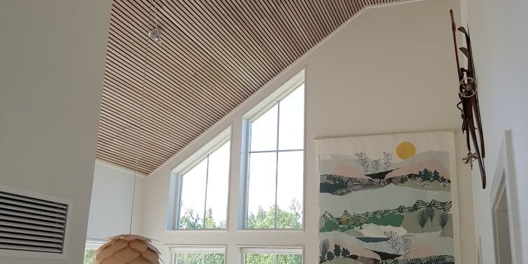 Allrum med ek-färgade ribbpaneler monterade i taket